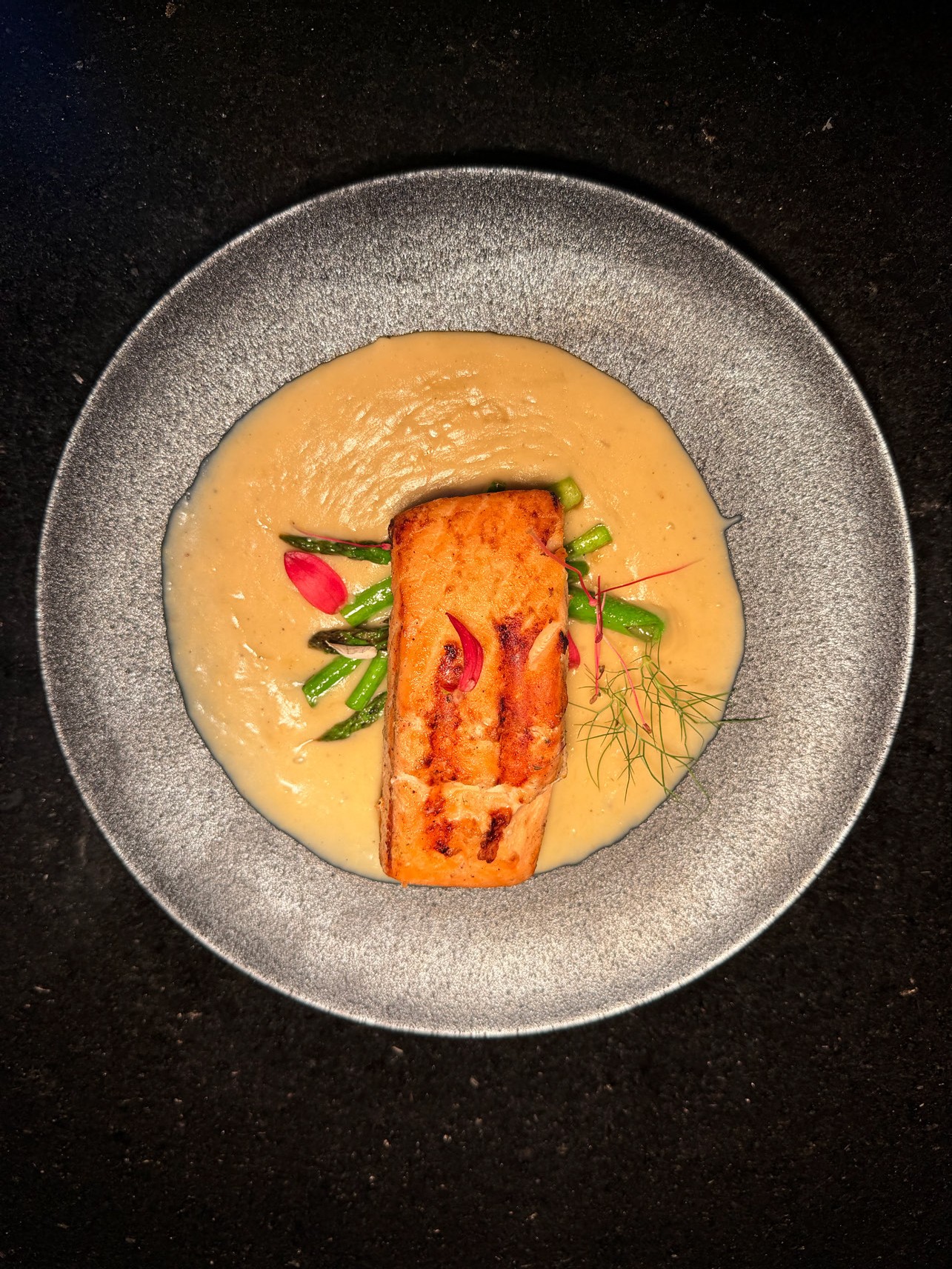 Salmón dorado con salsa cremosa y vegetales