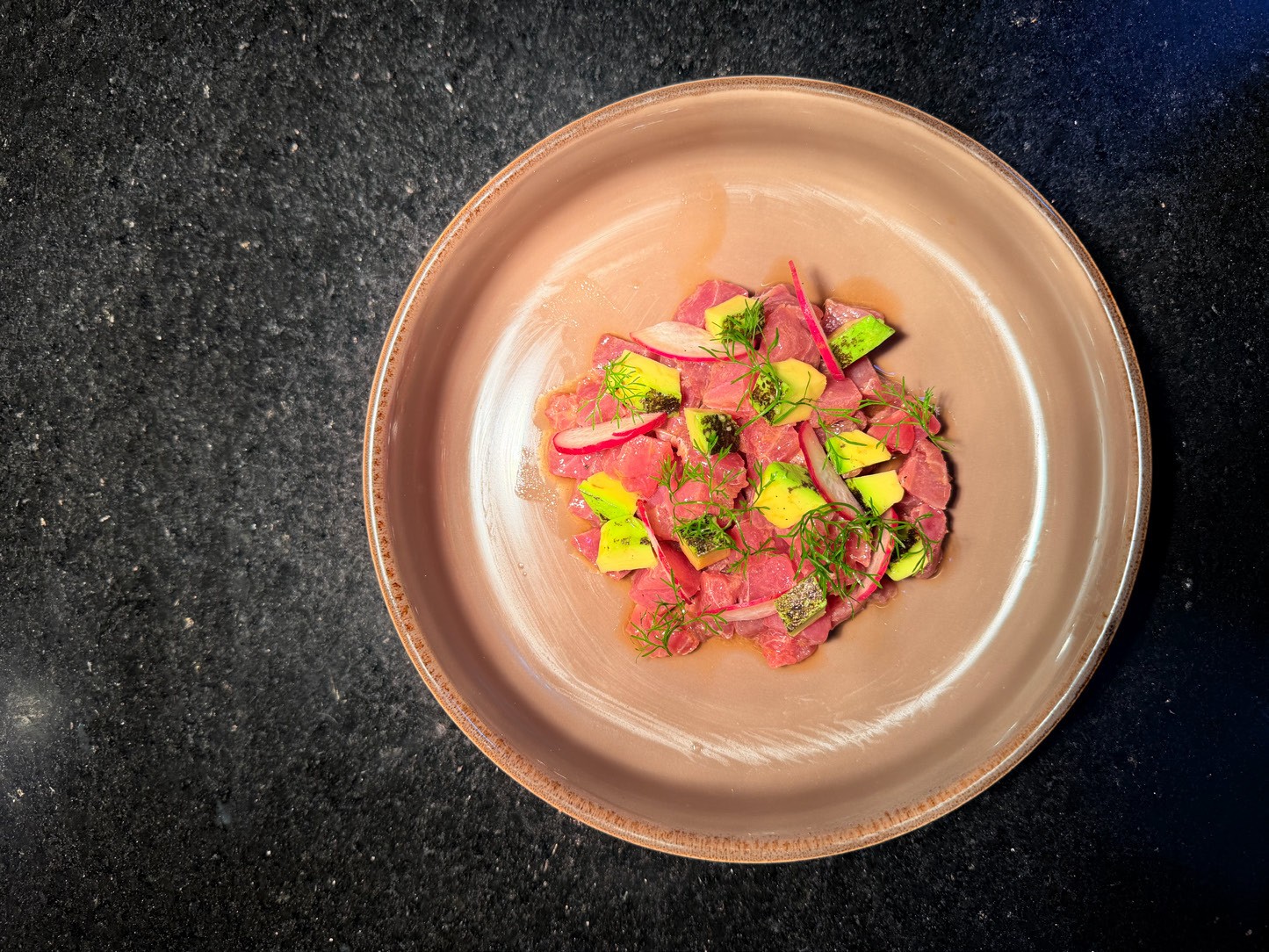 Preparación fresca con atún, aguacate y encurtidos
