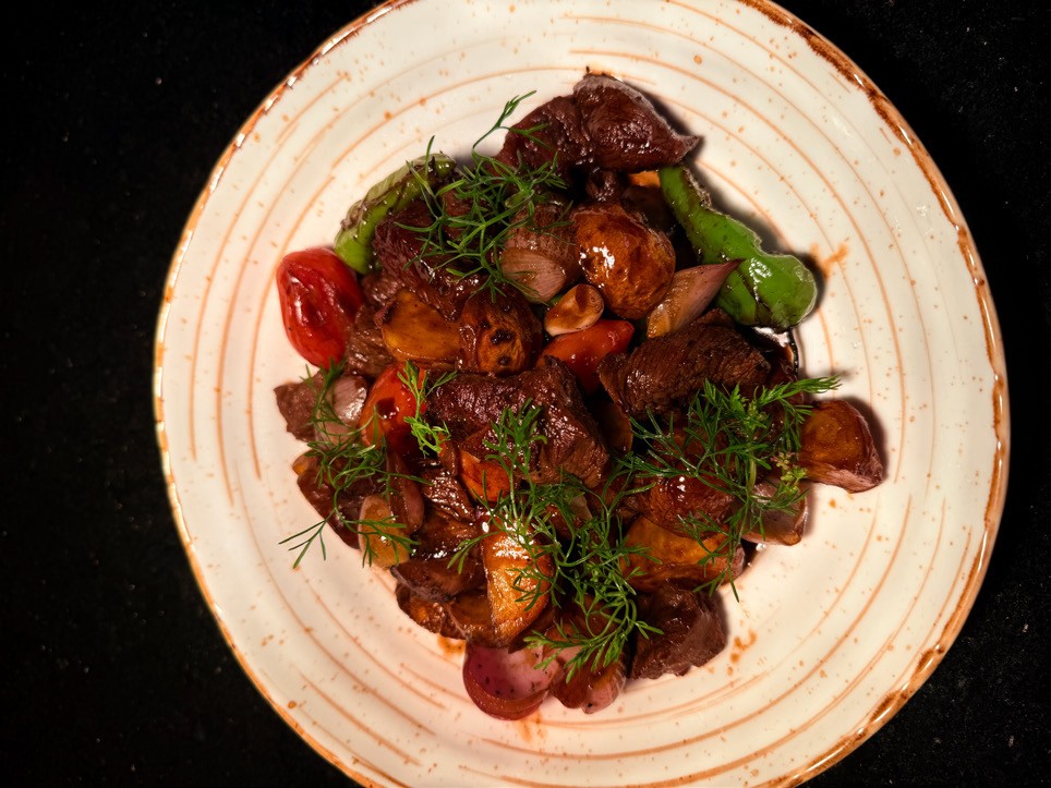 Plato de la casa con pulpo y vegetales salteados