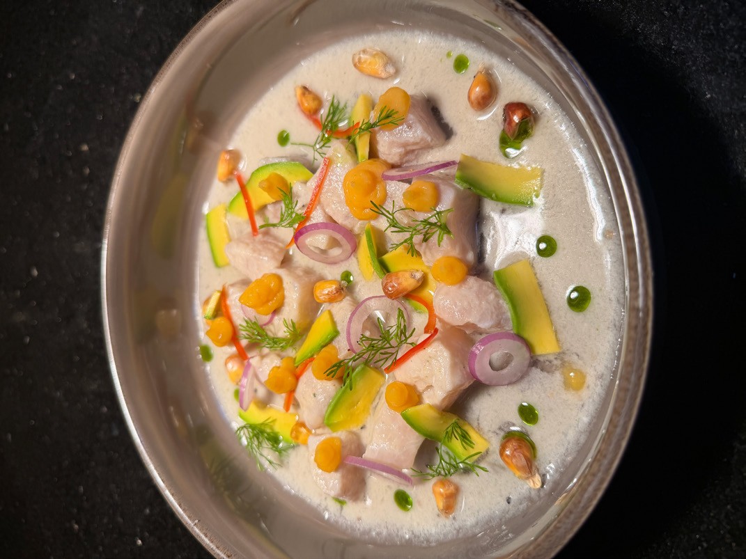 Ceviche con cebolla morada y sabores del Caribe